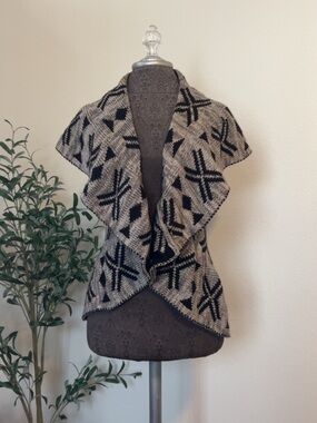 Open-Front Short-Sleeve Reversible Cardigan with Geo Pattern - Black & Beige